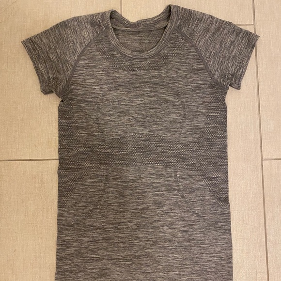 Lululemon swiftly tech short sleeve size 6 - Picture 2 of 3